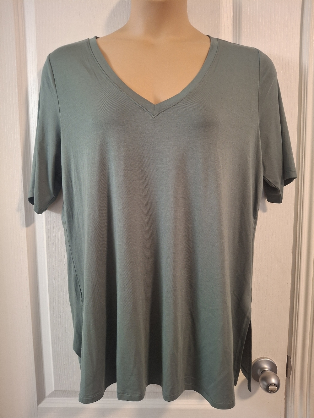 Super Soft By Torrid NWOT Sz 2 Classic V-Neck Short Sleeve Top - Sage Green
